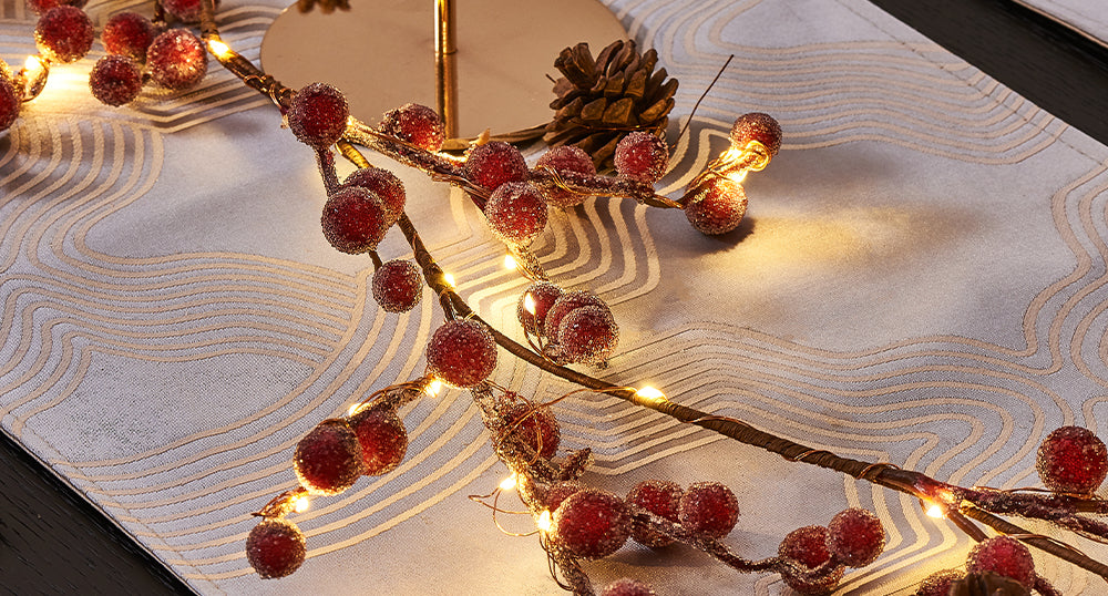 EAMBRITE Guirnalda de Bayas Rojas Iluminadas , Guirnalda de Navidad de 6 Pies con 88 LED y Luces Blancas Cálidas